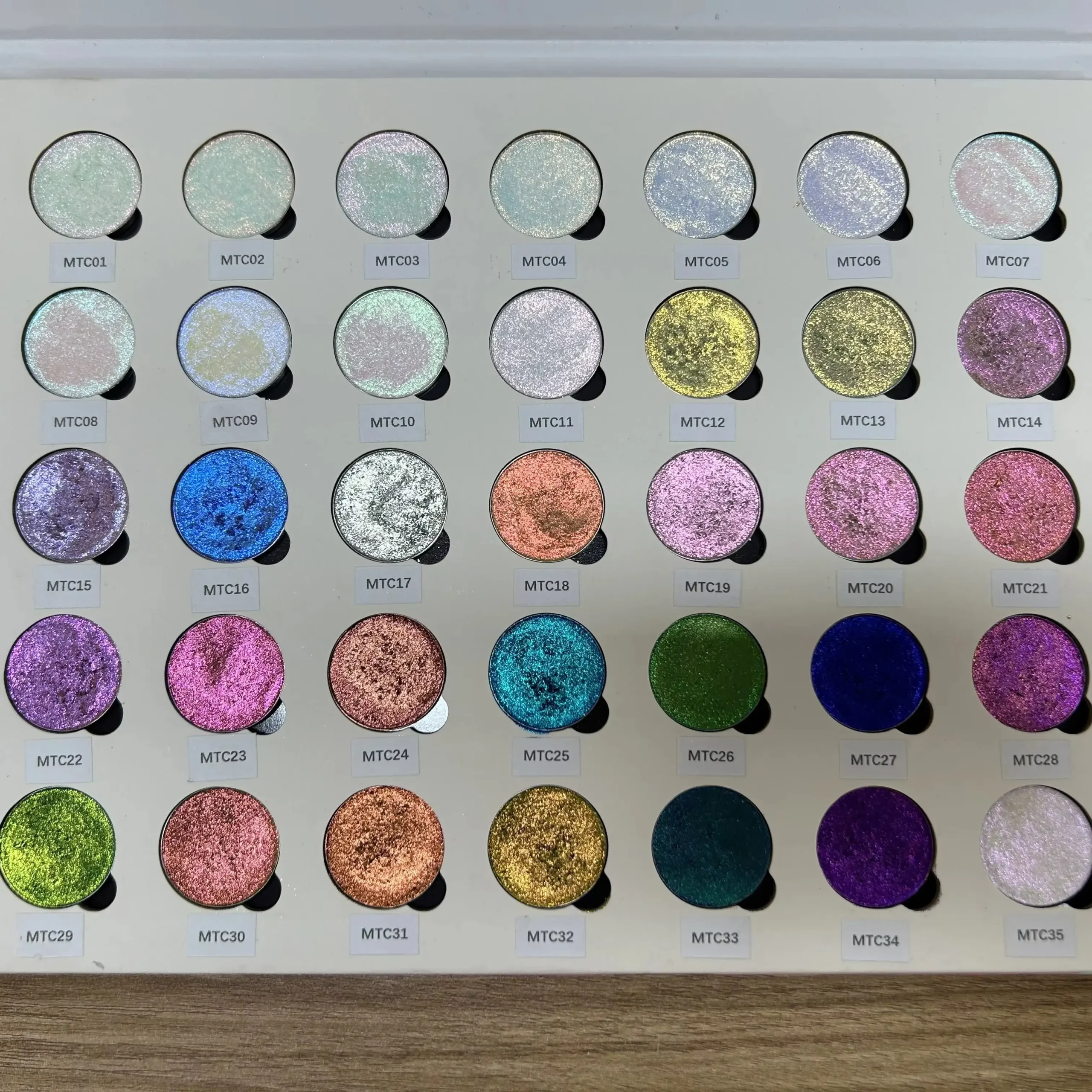 Custom eyeshadow palette artwork and product details for quotation