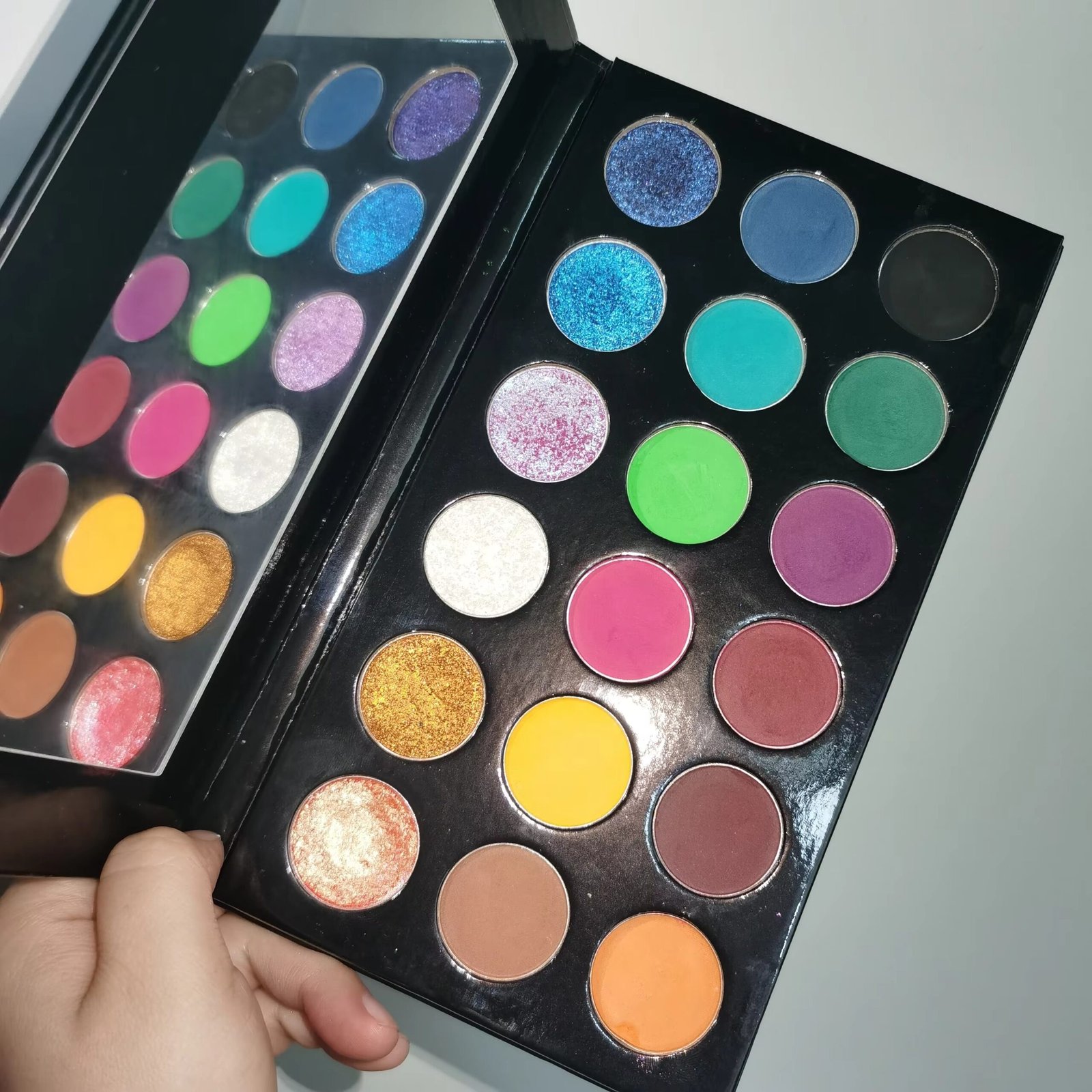 18 pan color palette product example